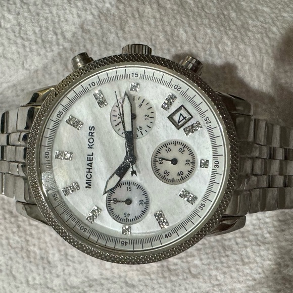 2 Michael Kors Watches (Keeping a pair) - Picture 6 of 7